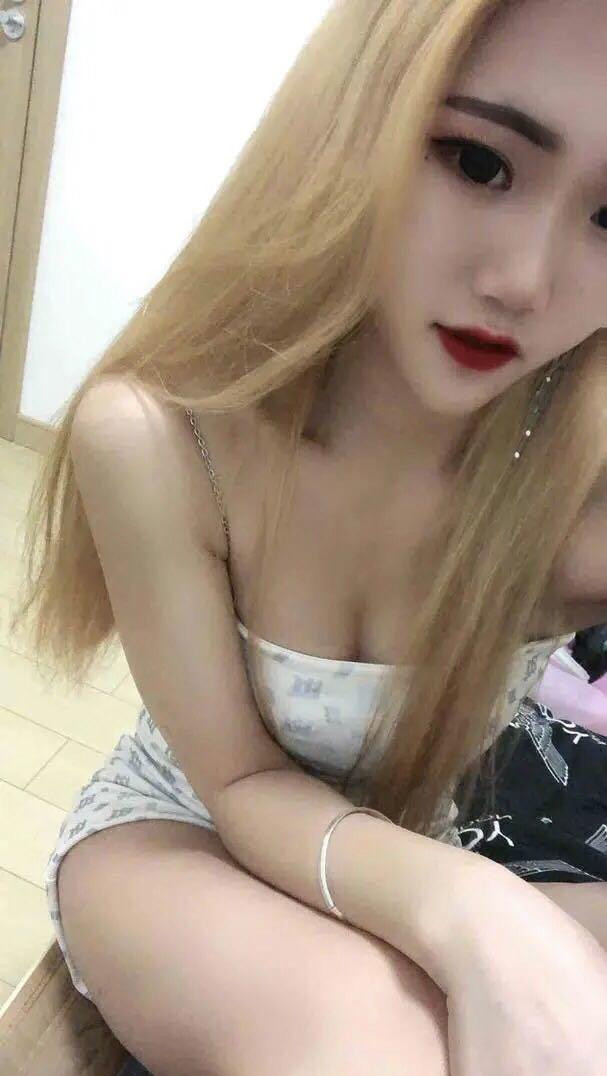 金色长发的嫩妹